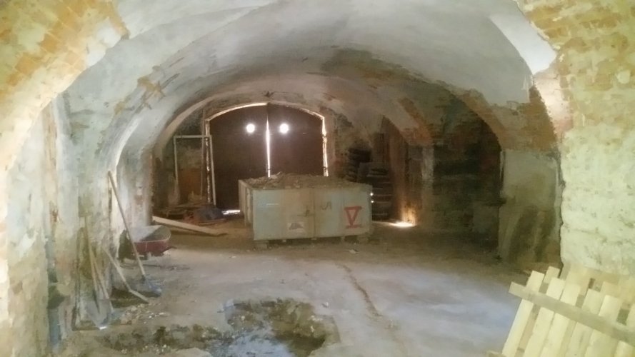 Plechová vrata nahradila velká výloha.