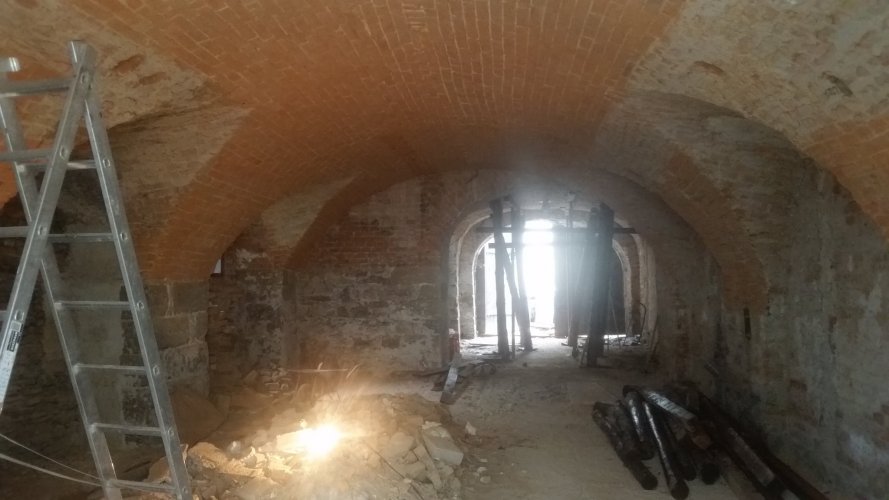 Ruční čištění cihel.