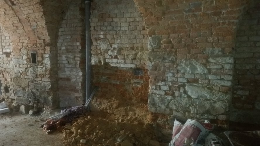 Každý cm je důležitý. Vysekaná díra na lednice.