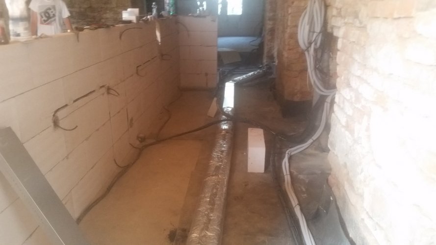 Složité instalace za barovým pultem.