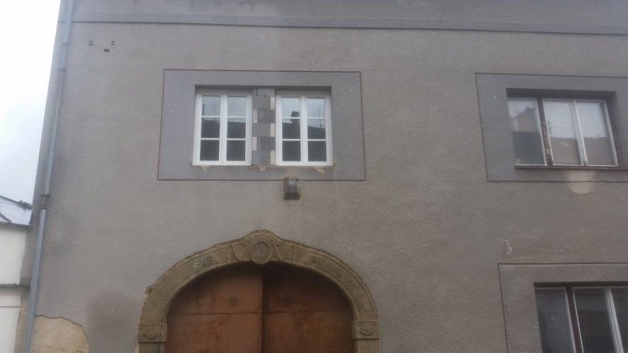 Vpravo původní podoba oken.