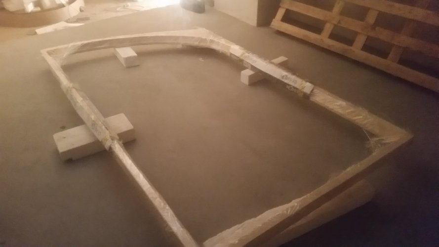 Rám výlohy připraven k osazení.