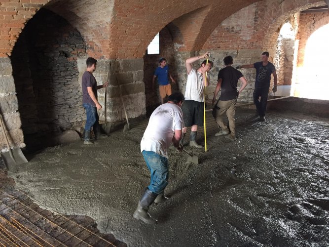 Na stavbě pomáhalo mnoho lidí.