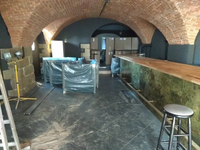 Dorazil první nábytek.