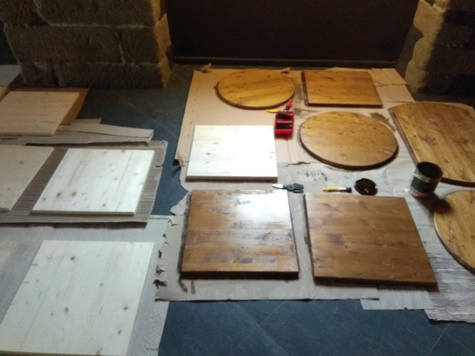 Natírání stolečků.