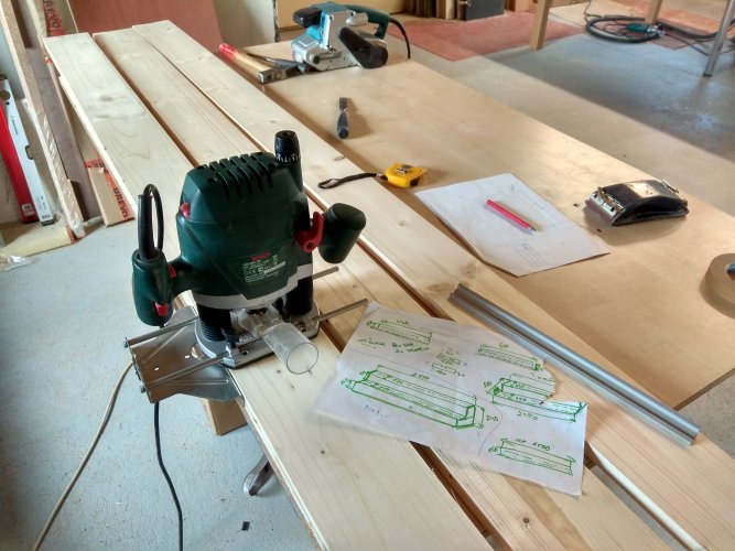 Výroba speciálních polic na lahve.