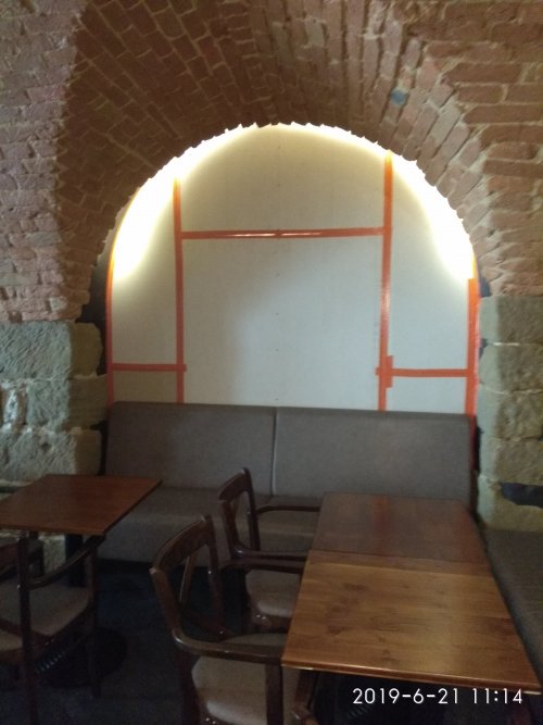 Bourání dveří na terasu za provozu.