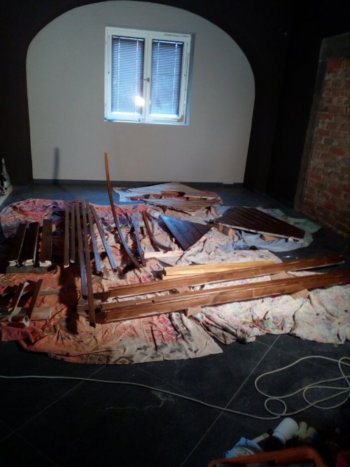 Natřené segmenty výlohy.