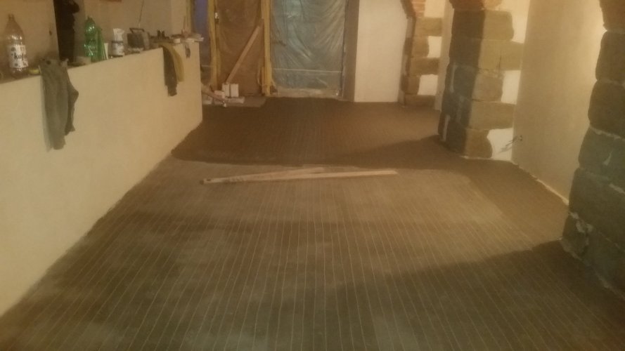 Zmiňované kilometry kabelů v podlaze.