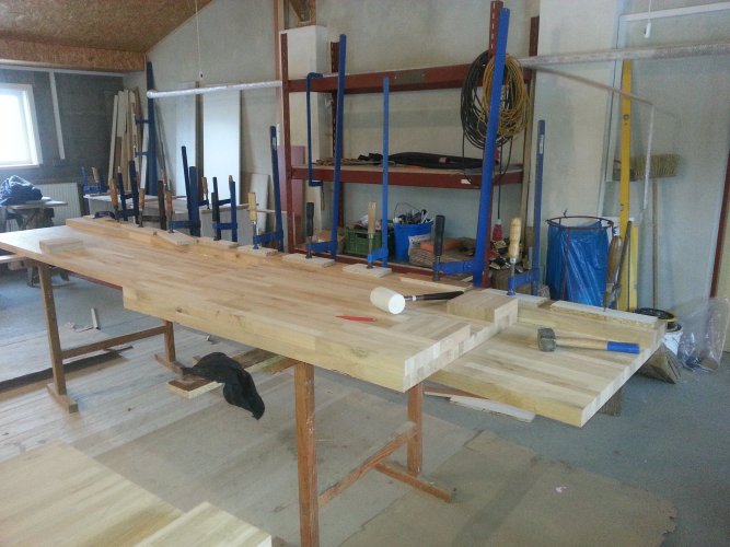 Výroba barové desky se zkosenou hranou.