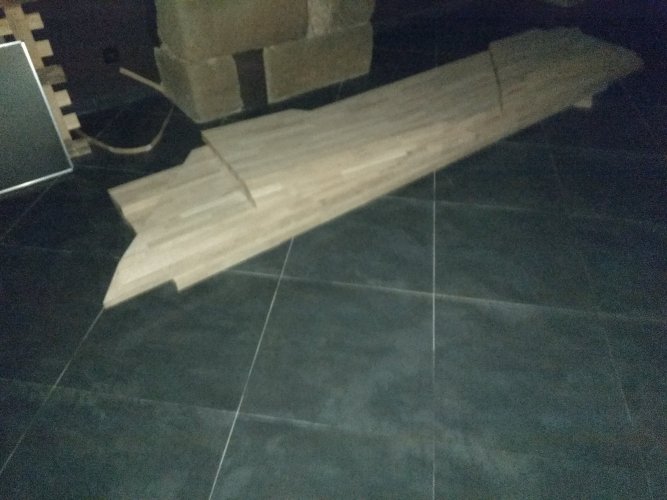 Barová deska čeká na osazení.