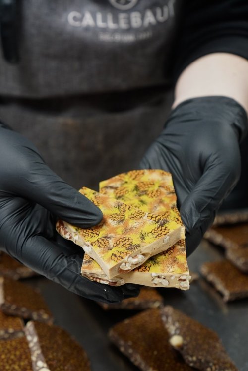 VÁNOČNÍ KARAMELOVÁ lámaná čokoláda s pekanovými ořechy - 100g