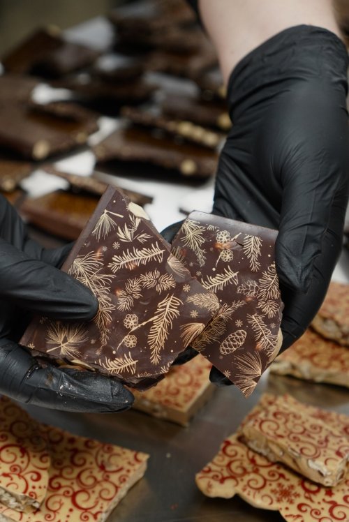 VÁNOČNÍ HOŘKÁ lámaná čokoláda s mandlemi - 100g