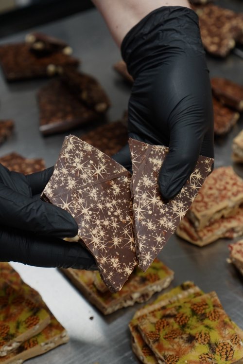 VÁNOČNÍ MLÉČNÁ - lámaná čokoláda 40,7% s praženými lískovými ořechy - 100g