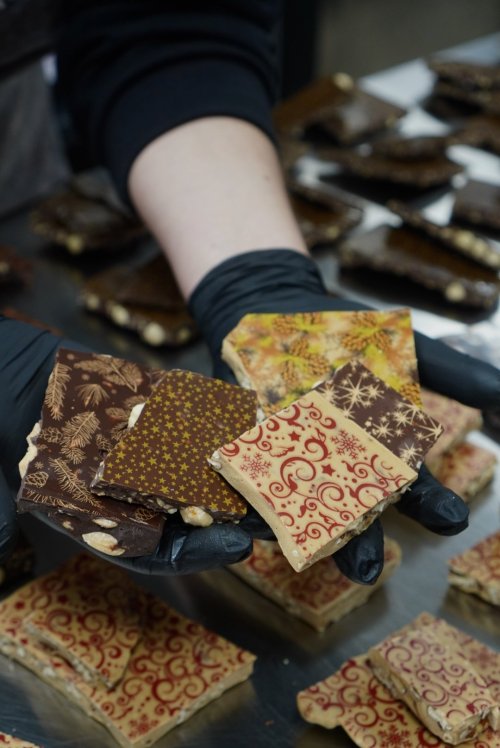 VÁNOČNÍ MLÉČNÁ - lámaná čokoláda 40,7% s praženými lískovými ořechy - 100g