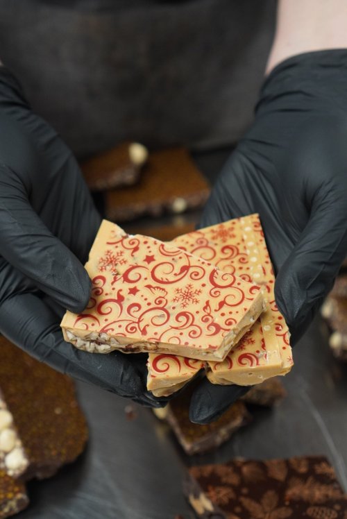 VÁNOČNÍ KARAMELOVÁ lámaná čokoláda s pekanovými ořechy - 100g