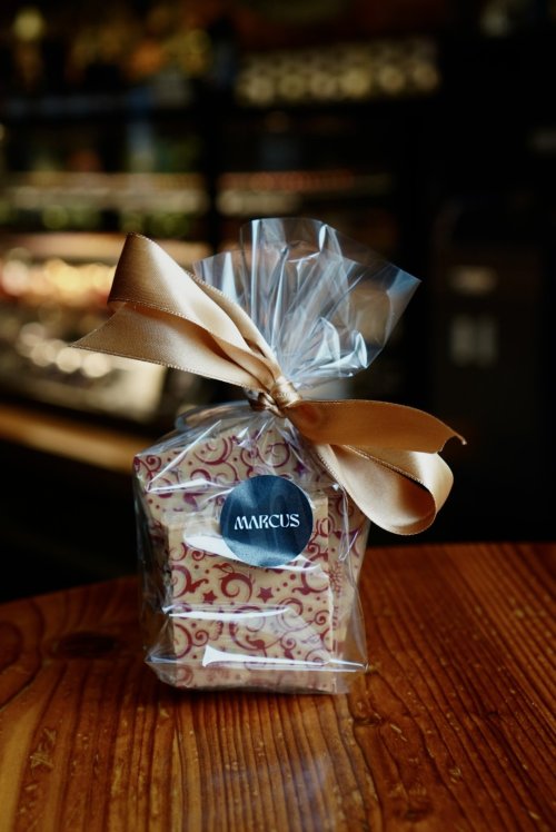 VÁNOČNÍ KARAMELOVÁ lámaná čokoláda s pekanovými ořechy - 100g