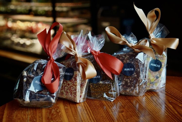 VÁNOČNÍ KARAMELOVÁ lámaná čokoláda s pekanovými ořechy - 100g