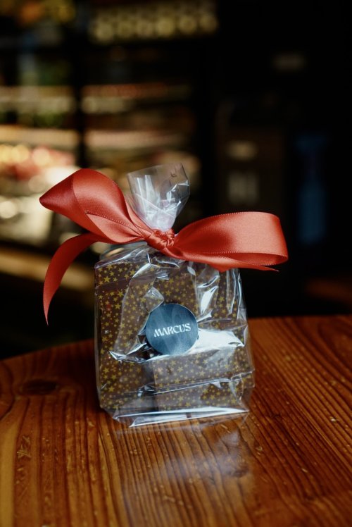 VÁNOČNÍ MLÉČNÁ - lámaná čokoláda 40,7% s praženými lískovými ořechy - 100g