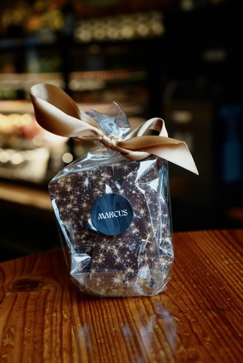 VÁNOČNÍ MLÉČNÁ - lámaná čokoláda 40,7% s praženými lískovými ořechy - 100g